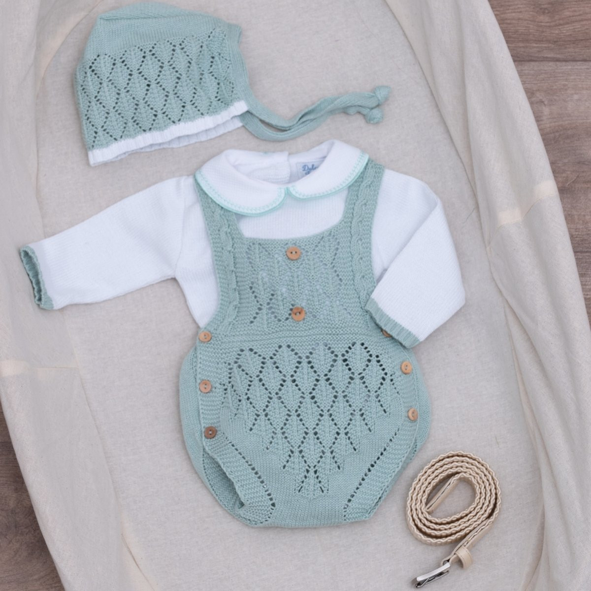 Conjunto de pelele verde con capota