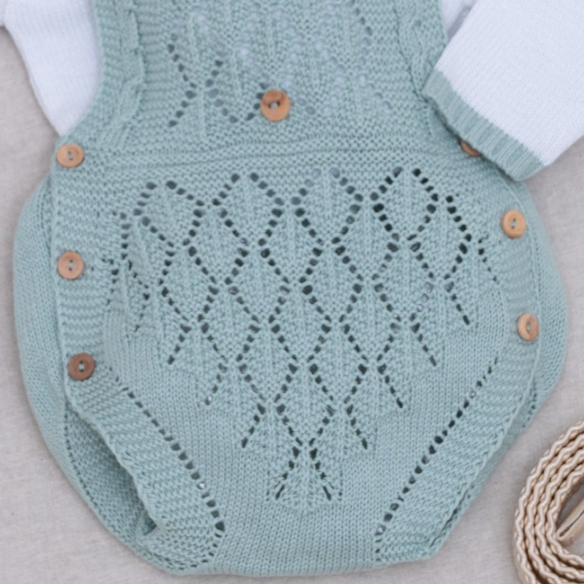 Conjunto de pelele verde con capota