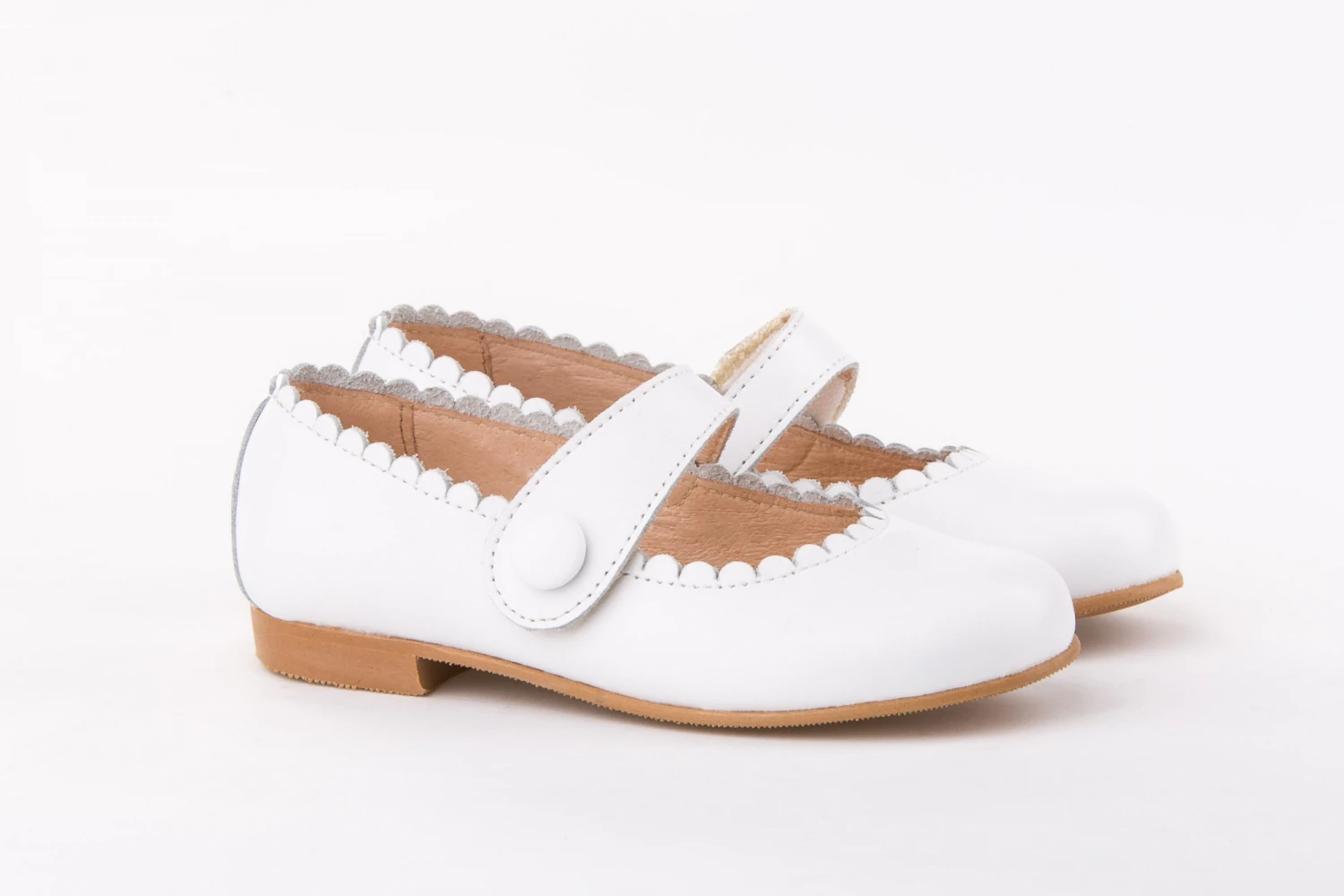 MERCEDITAS CON BOTON BLANCAS