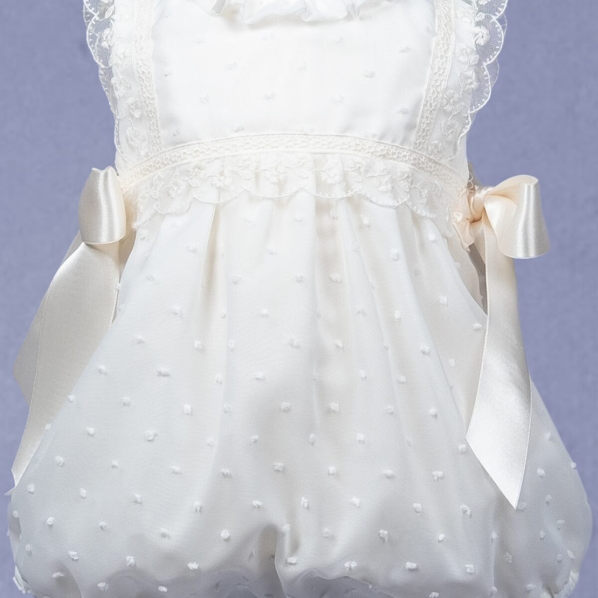 PELELE PLUMETI DE ORGANZA CON CAPOTA Beige